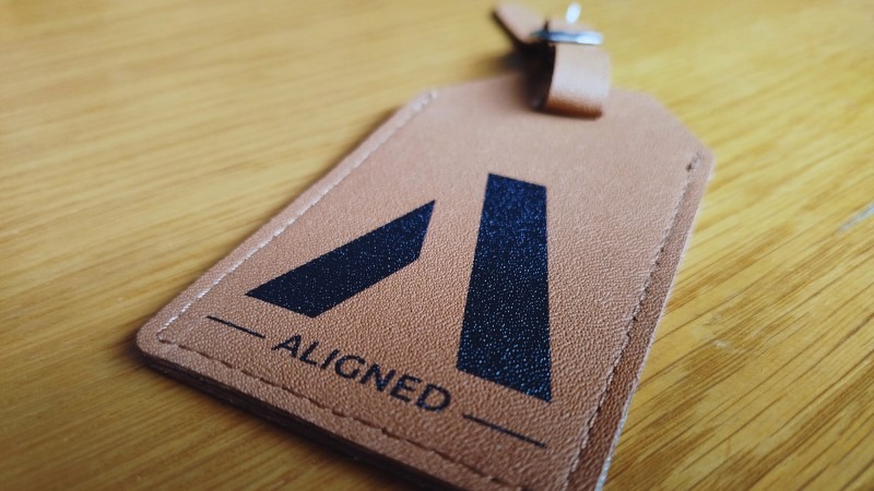 aligned bespoke luggage travel tag